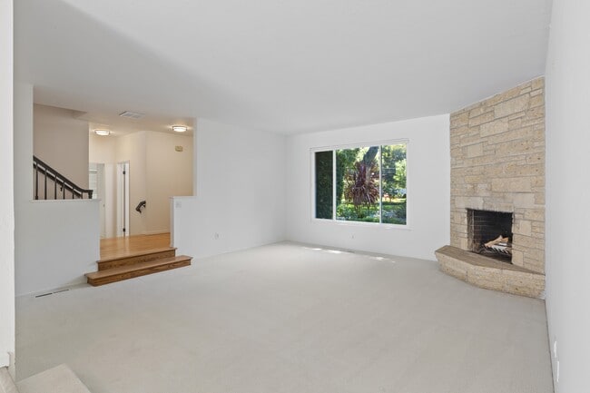 living room - 208 Ravenswood Ave