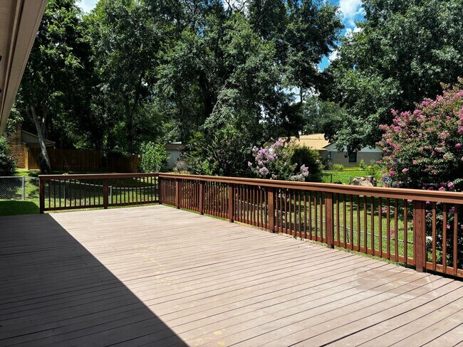 Foto del edificio - Beautiful 3 bedroom in Forest Hills