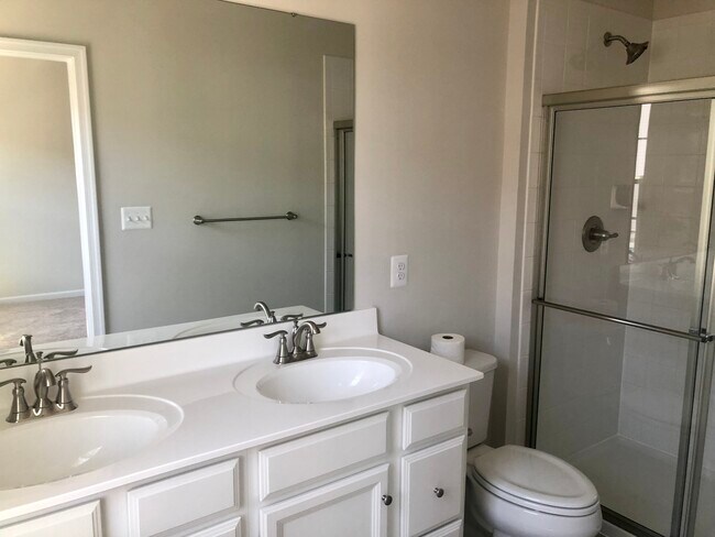 Baño principal - 1021 Rutland Ave