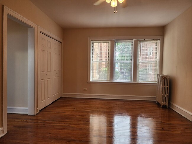 Building Photo - Belmont-Cragin One Bed/1 Bath! Cats welcom...