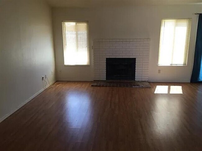 Building Photo - 3 bedrooms