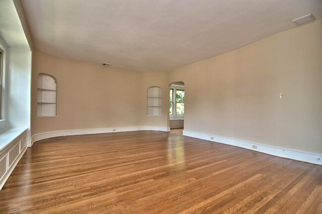 Livingroom - 638 Taylor Ave