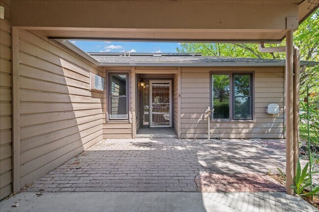 Foto del edificio - 2 bedroom 2 bath townhome located on the B...