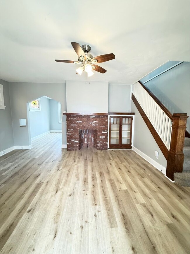 Building Photo - Upated 2 Bedroom 1 Bathroom in Beechview w...