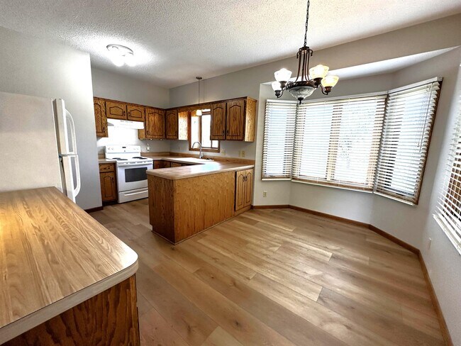 Foto del edificio - 9234 Upland Ln N