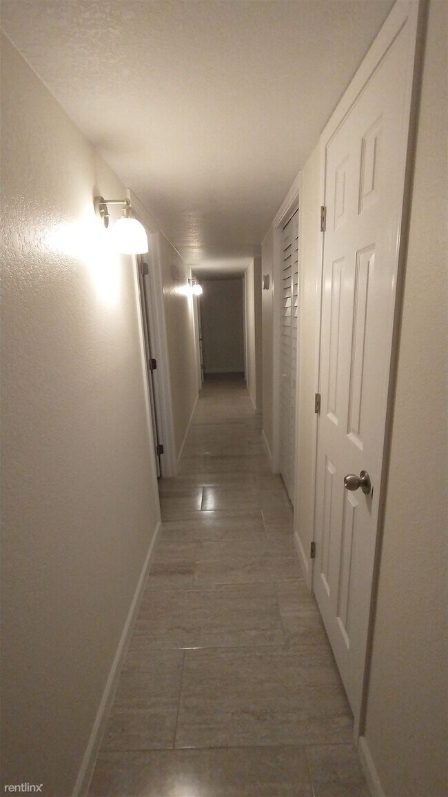 Foto del edificio - 4 br, 2 bath House - 203 E 4th St