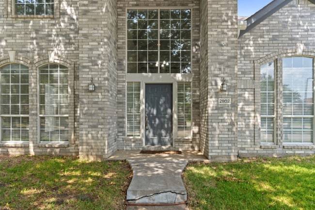 Foto del edificio - 2802 Briarbrook Ln