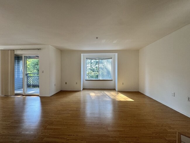 Building Photo - Spacious 3 bed 1.75 bath top floor unit in Des Moines
