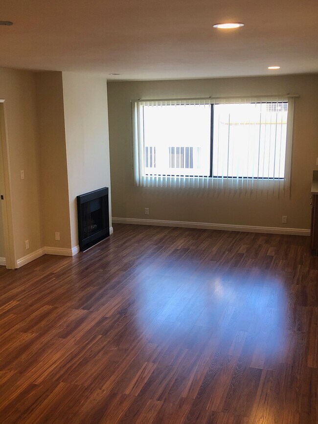 Foto del edificio - 1340 N Curson Ave