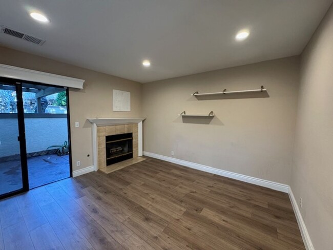 Building Photo - Updated 2 story 3 bedroom townhome in Main...