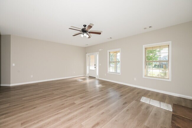 Foto del edificio - 2048 Woodland Brook Dr