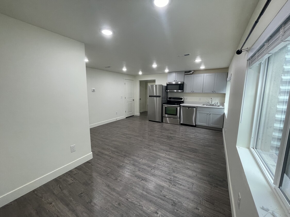 Primary Photo - 7866 N Bur Oak Dr