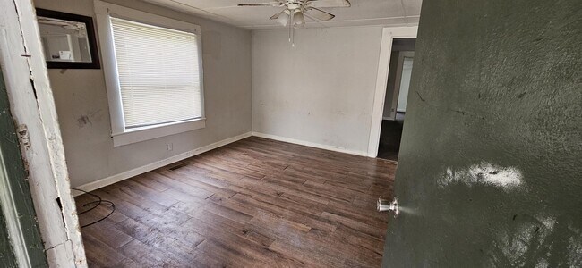 Building Photo - 305 5th Ave