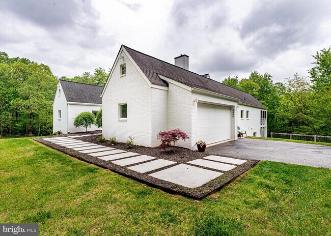 Foto del edificio - 6890 Mink Hollow Rd