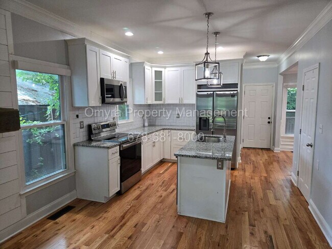 Building Photo - Gorgeous 3 Bedroom House in Atlanta!