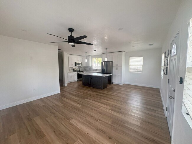 Foto del edificio - Available NOW Recently Renovated 3BR/3BA Home with Modern Finishes & Spacious Backyard Near Downt...