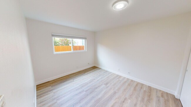 Building Photo - Spacious 3 Bedroom, 2.5 Bathroom Home with...