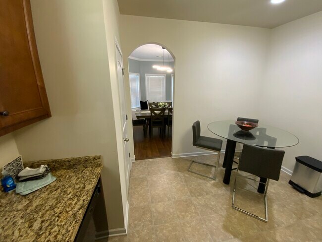 Foto del edificio - 2642 Dayview Ln