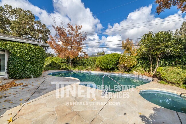 Building Photo - Gorgeous Sierra Oaks Home with Pool