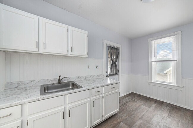 Building Photo - 558 Fremont #2 -- Newly renovated Two-Bedroom
