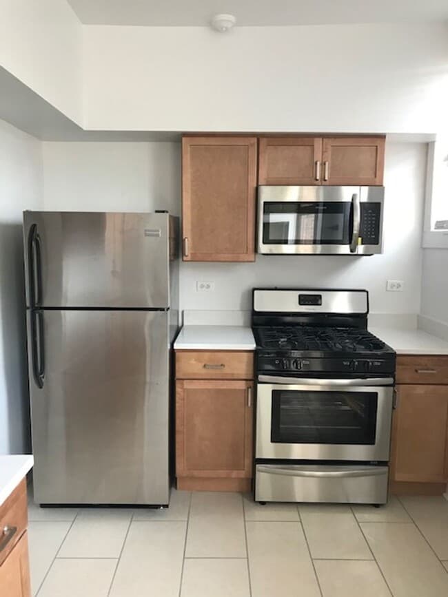Building Photo - East Edgewater One Bed/One Bath + Den ~ He...
