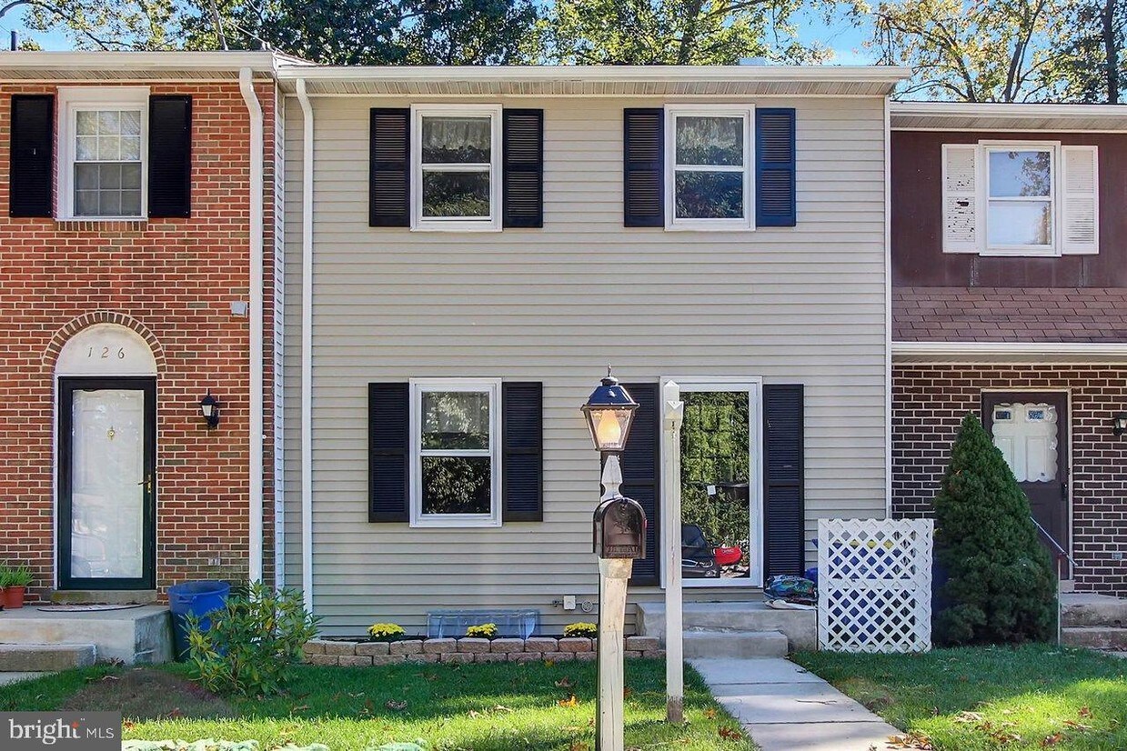 Foto principal - 124 Covington Dr