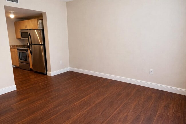 Building Photo - 533 NE 3rd Ave