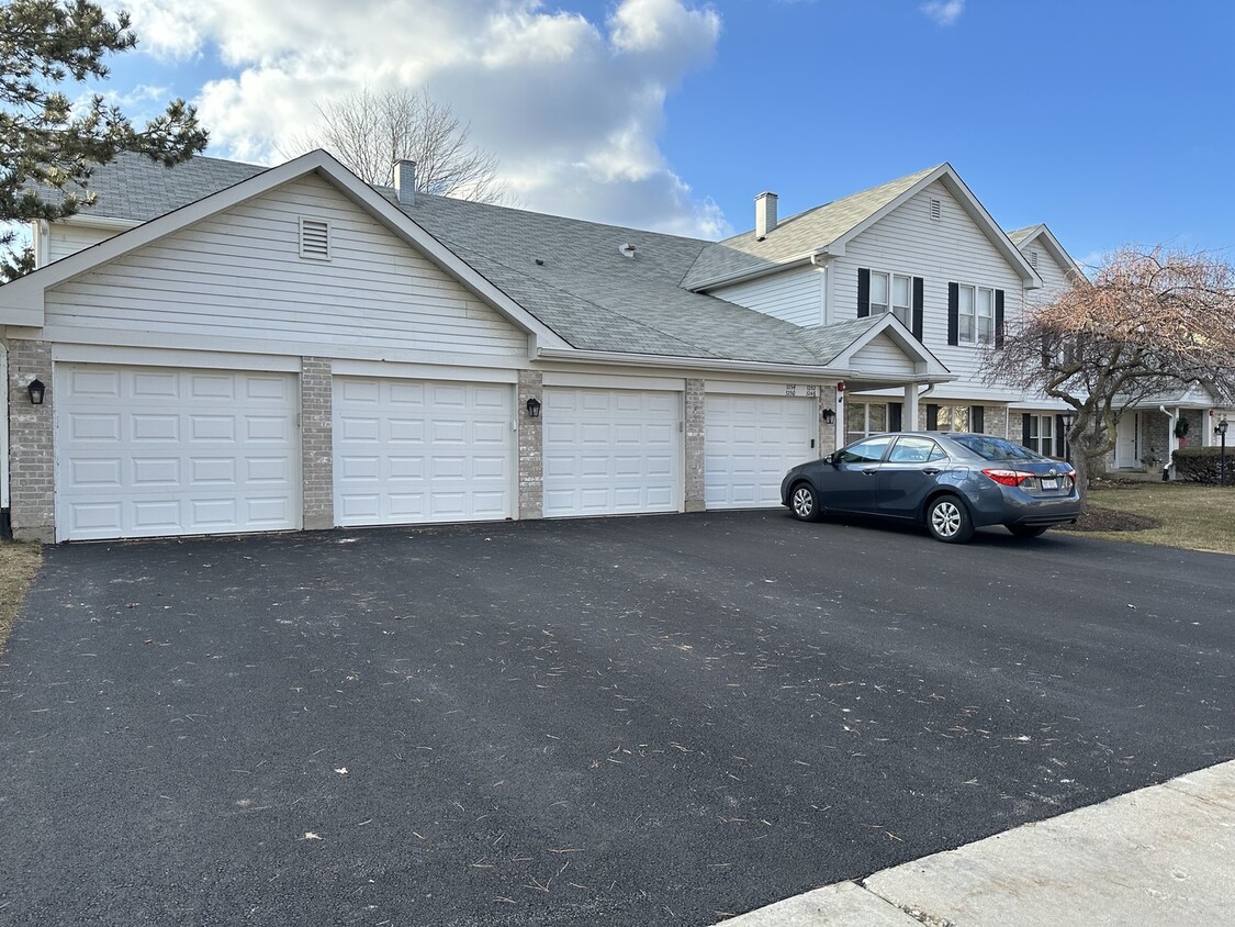 1250 N Streamwood Ln Unit 338, Vernon Hills, IL 60061 Condo for Rent