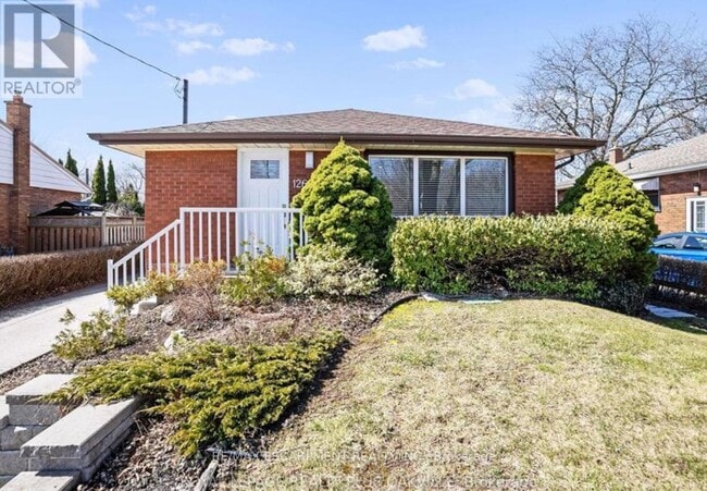 Building Photo - 1266 Royal Dr