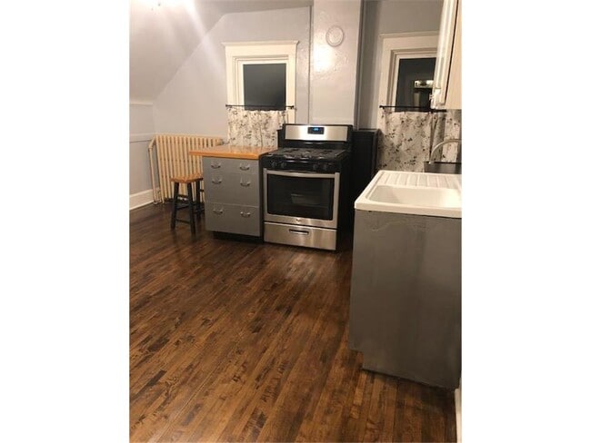 Kitchen - 896 Case Ave