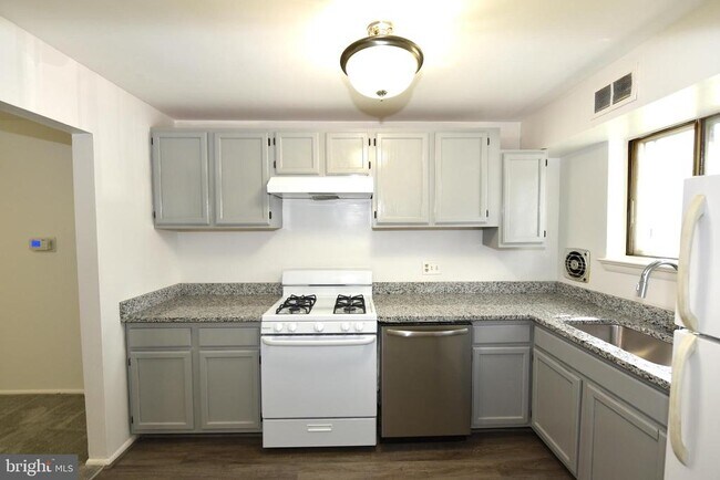Foto del edificio - 11326 Cherry Hill Rd