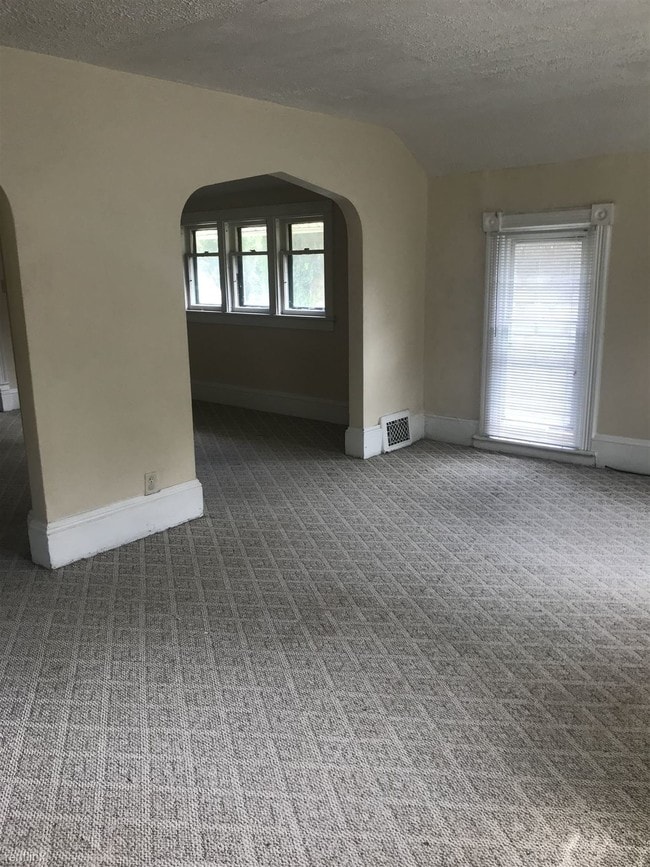 Building Photo - 2 br, 1 bath  - 614 Webb St A