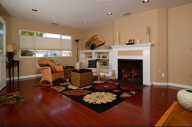 Building Photo - Hollywood Park Cottage