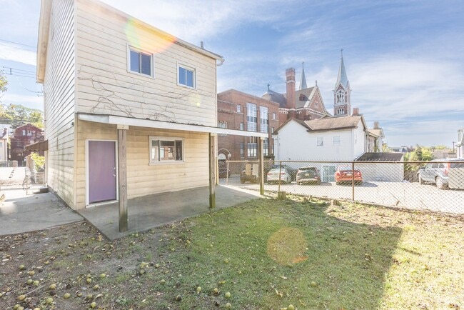 Building Photo - AVAILABLE September - Beautifully RENOVATE...