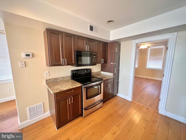 Foto del edificio - 1017 W Cross St