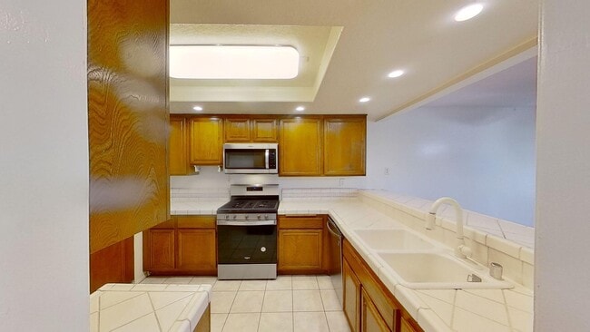 Building Photo - Must See 2 Bedroom 2.5 Bathroom Townhome L...
