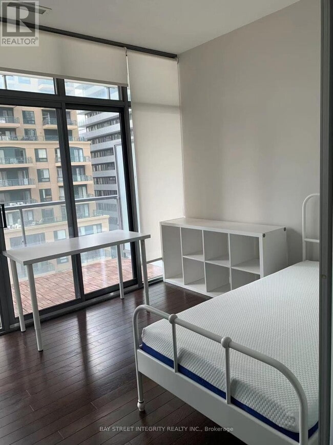 Building Photo - 33 Charles St E