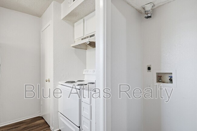 Foto del edificio - 8030 Cambridge Cir