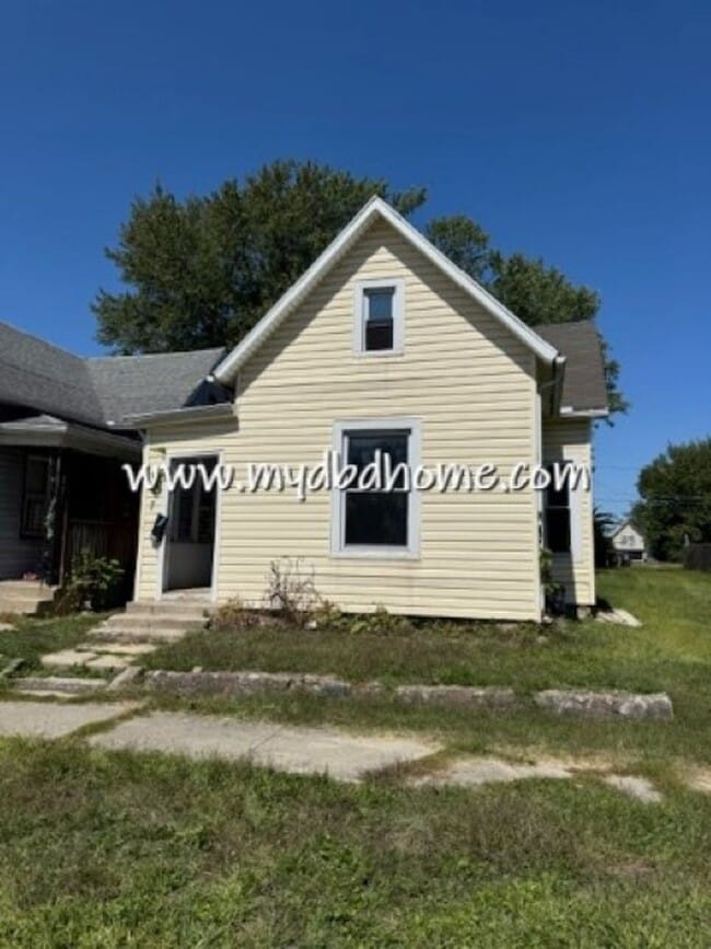 Building Photo - 427 E Taber St