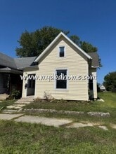 Building Photo - 427 E Taber St