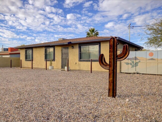 Building Photo - Furnished 4 Bedroom 2 Bathroom