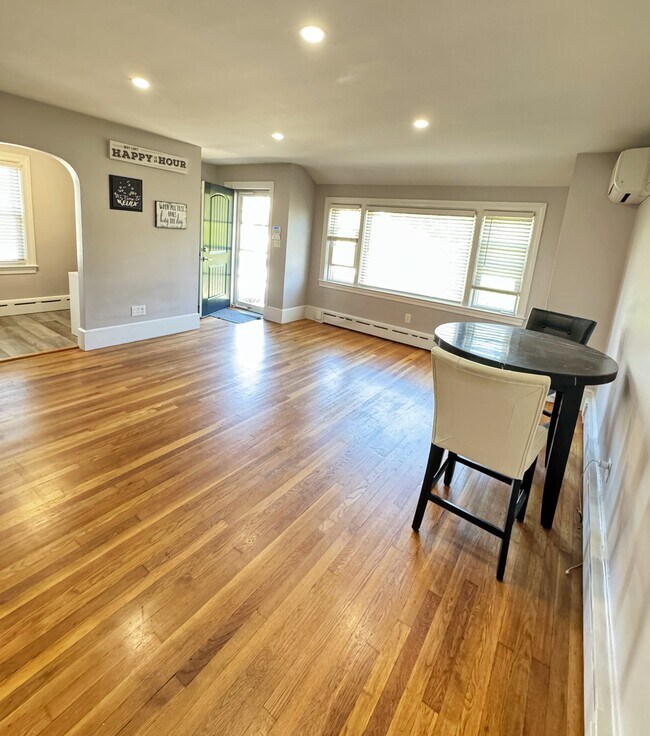 Living/Dining Room - 13 Saint John St