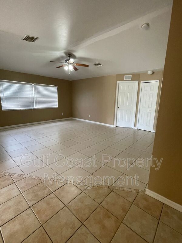 Foto del edificio - 1090 Jaguar Blvd