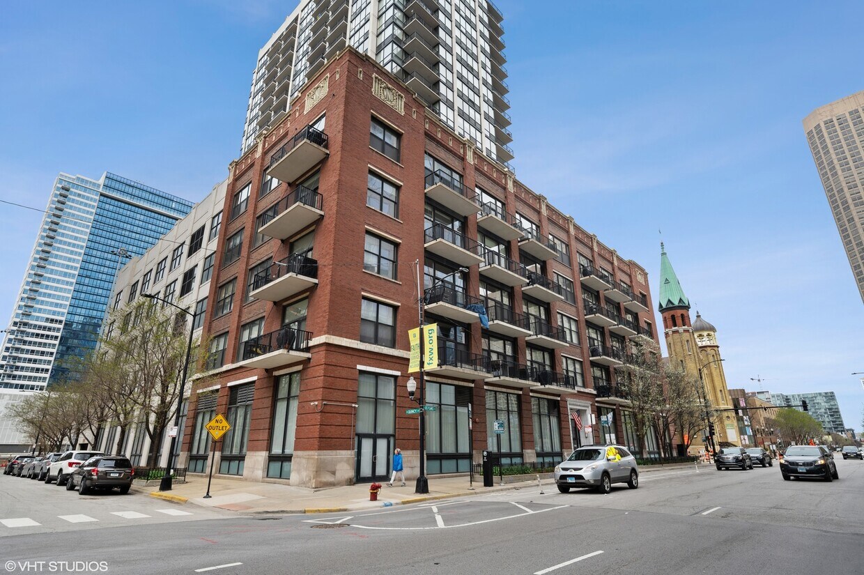 Primary Photo - 210 S Desplaines St
