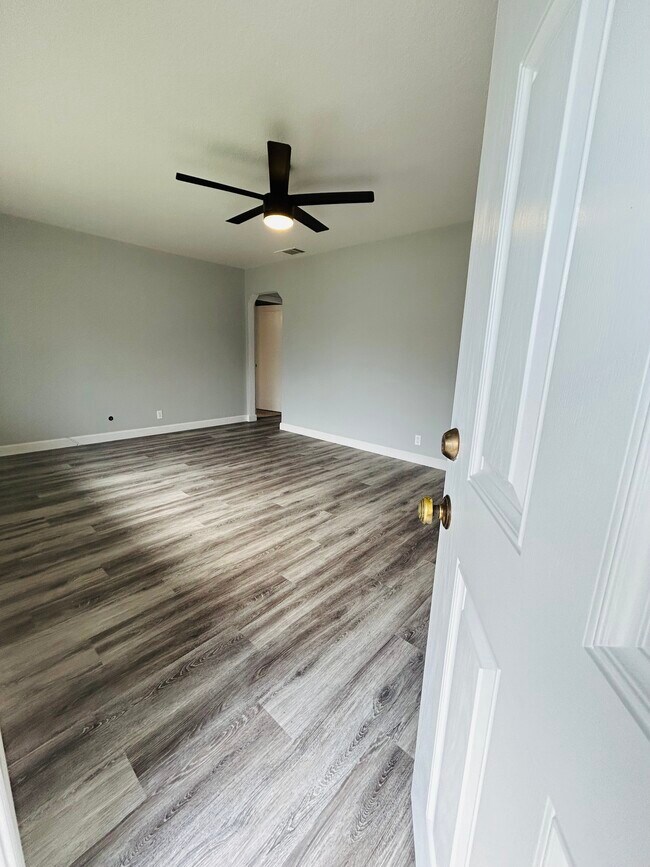 Front entry view to living room - 500 Lilac Ln
