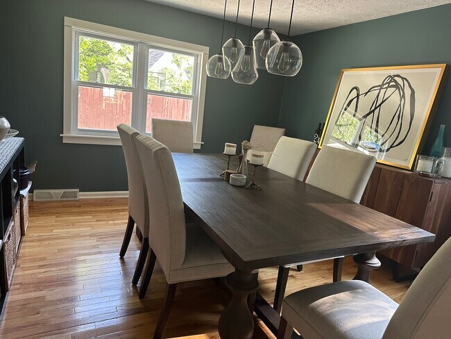 Foto del edificio - 1585 Greenleaf Cir