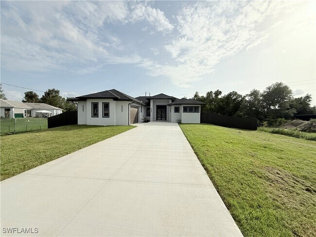 Building Photo - 702 Zemil Ct