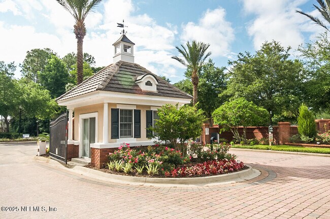 Foto del edificio - 13810 Sutton Park Dr N