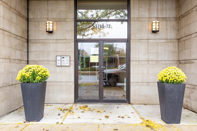 Foto del edificio - 5766 N Lincoln Ave