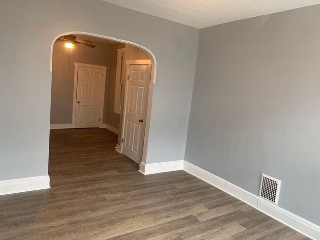Building Photo - 1/2 Off 2nd Month Rent Special! Beautiful ...